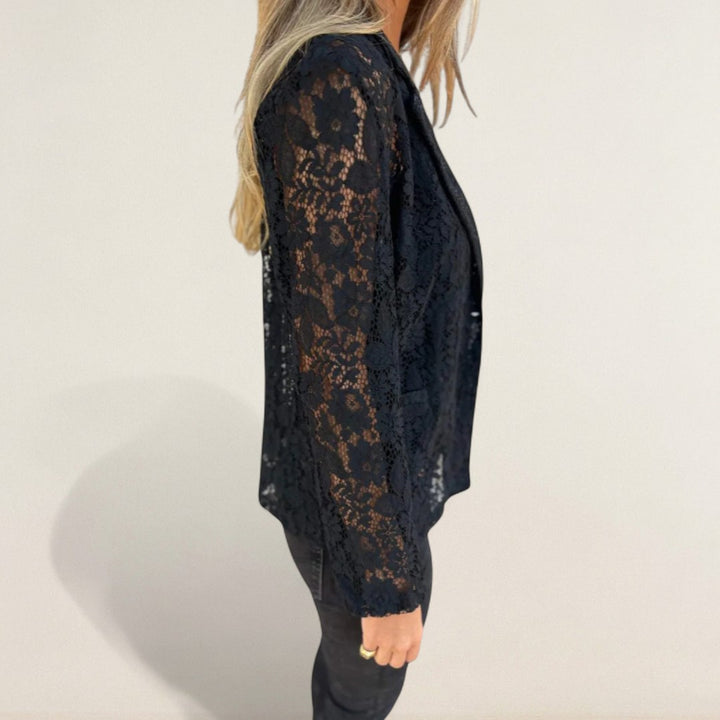 Melina – Luftigi Spitzenjacke mit Charme