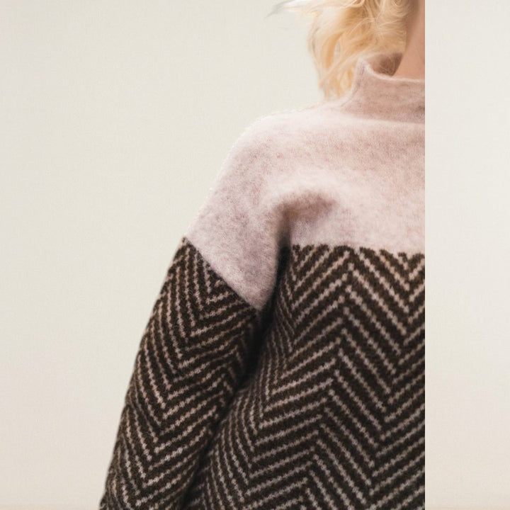 Noelia – Strickpullover mit Kontraststruktur und Stehkragen